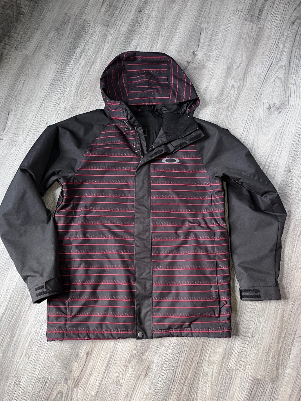 Men's Oakley Striped Snowboard Ski Jacket Medium Anorak fit vented